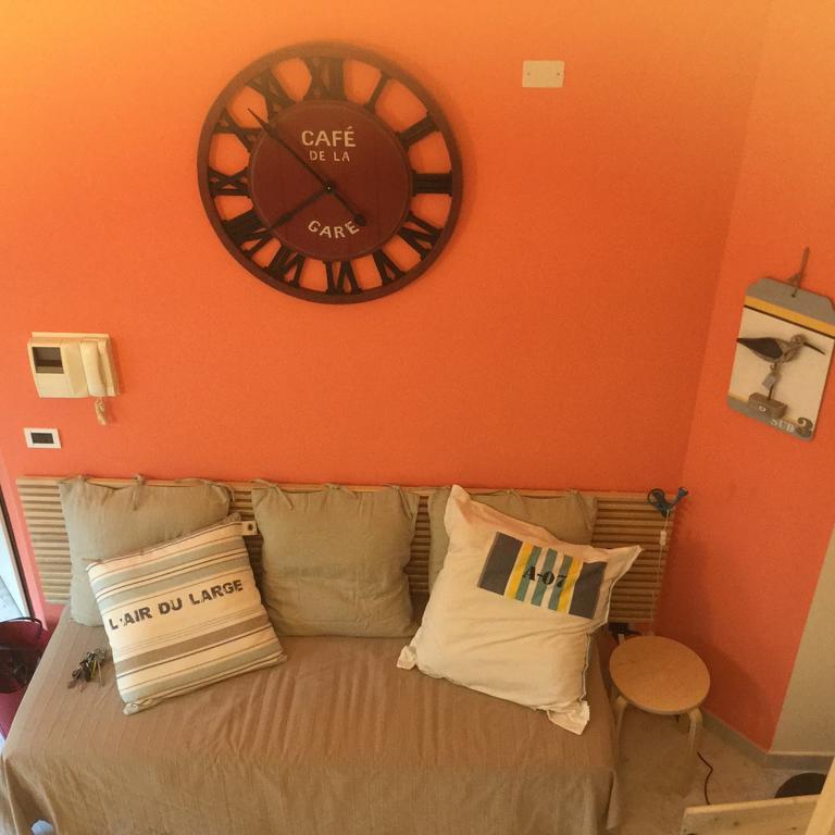 Au Petit Bonheur Apartment Genoa Ruang foto